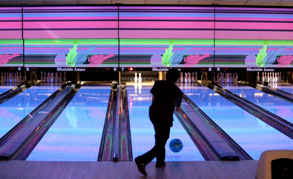 On The Weekends Bowling Centers Take On A Certain Glow Latest News Theindependent Com