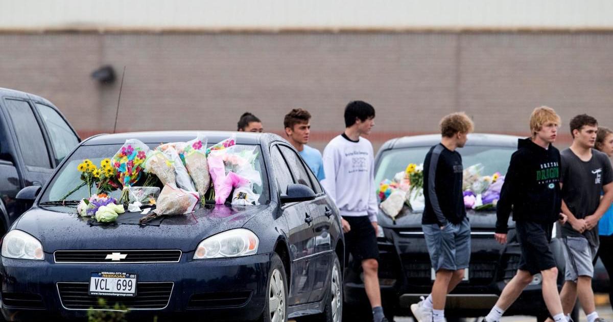 Gretna community mourns deaths of 4 teens in crash Monday night
