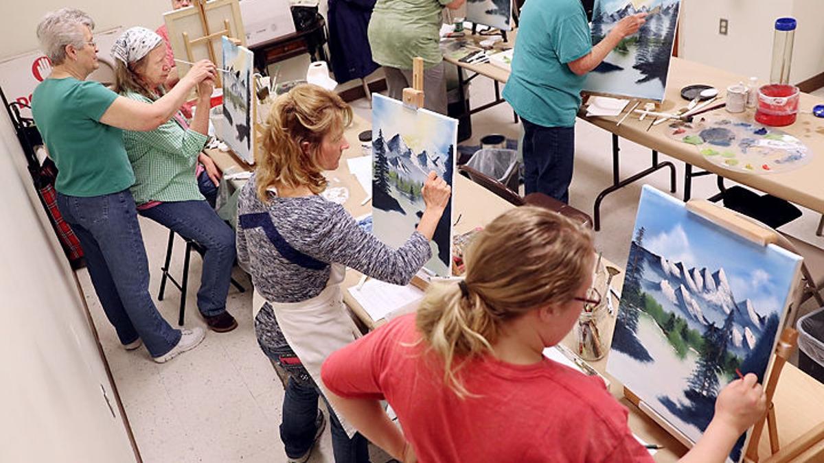 Cairo Woman Teaches Painting Class 9 Months A Year Local News