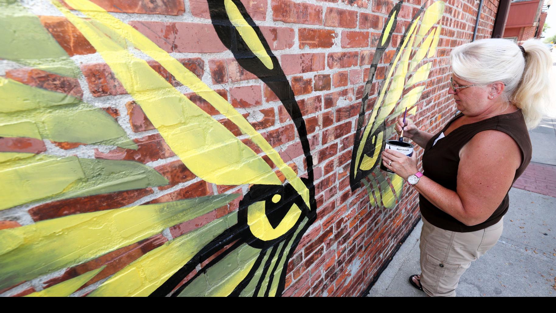 Neppl Invites People To Take Pictures In Front Of Her Wing