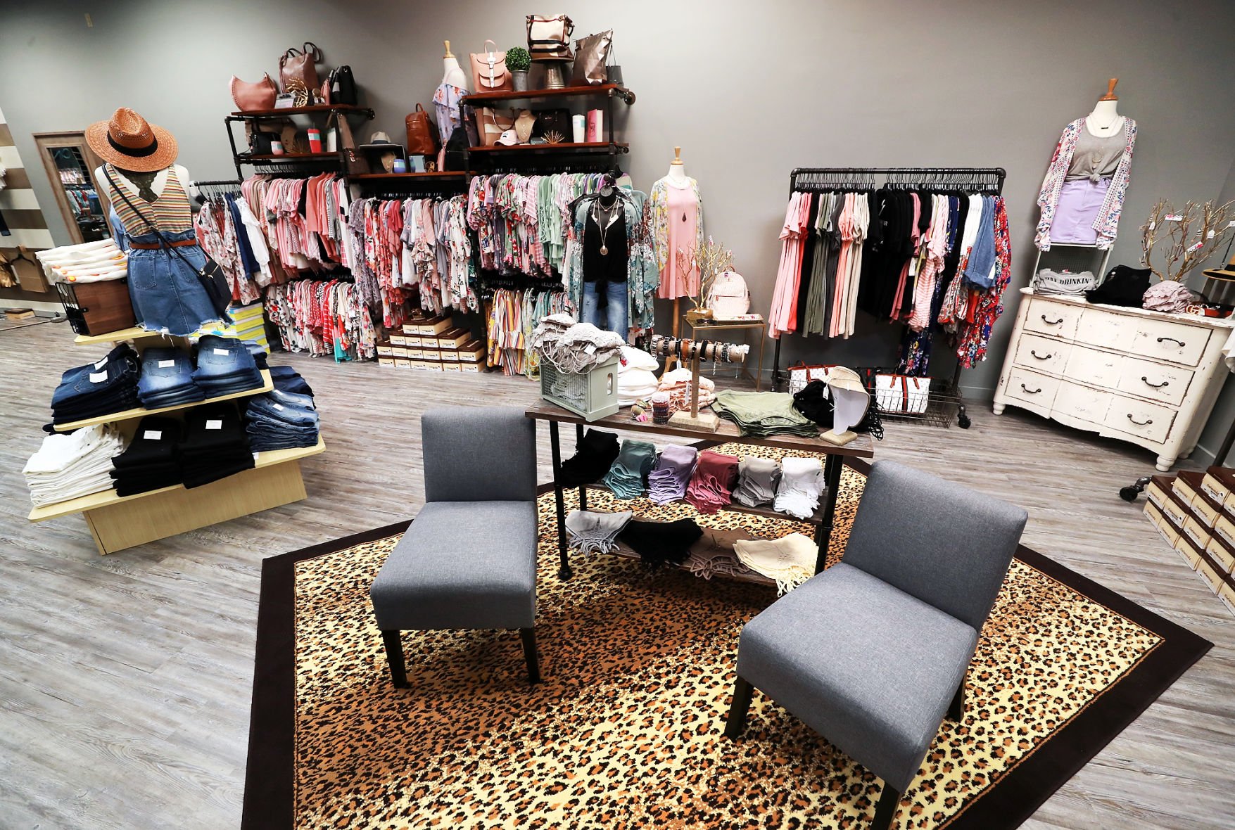 New women s retailer opens at Conestoga Mall