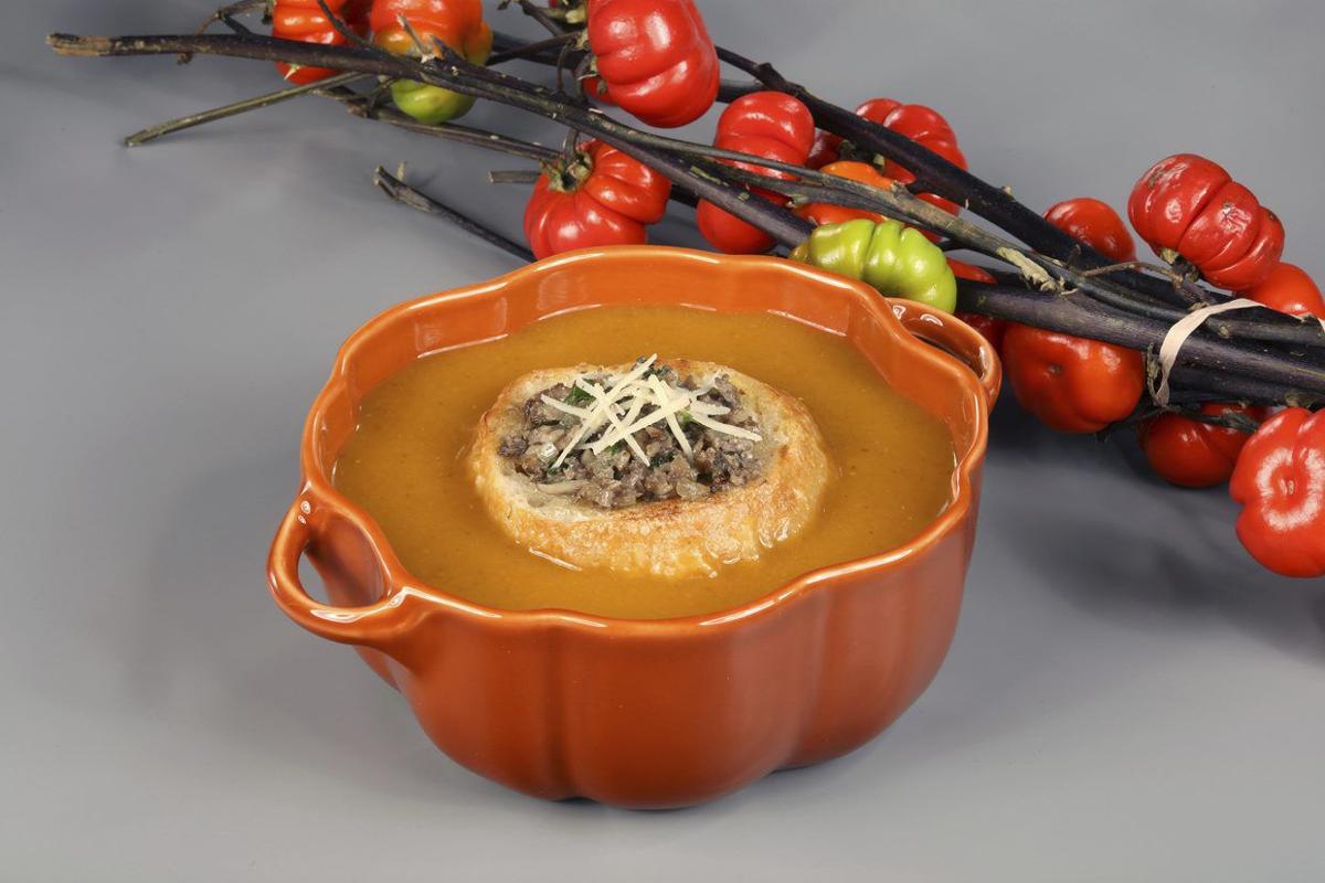 Creative garnishes jump start basic pumpkin soup food