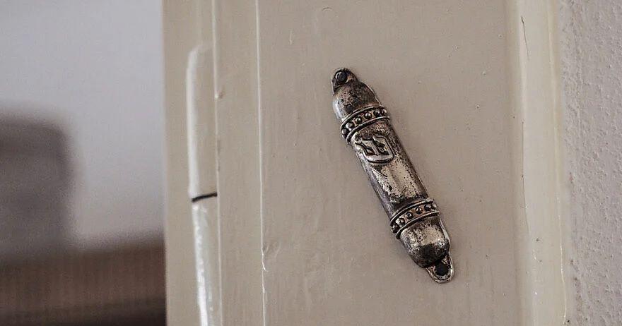 Canada: Jewish Seniors ‘Shocked’ After Mezuzahs Pried off Doorways