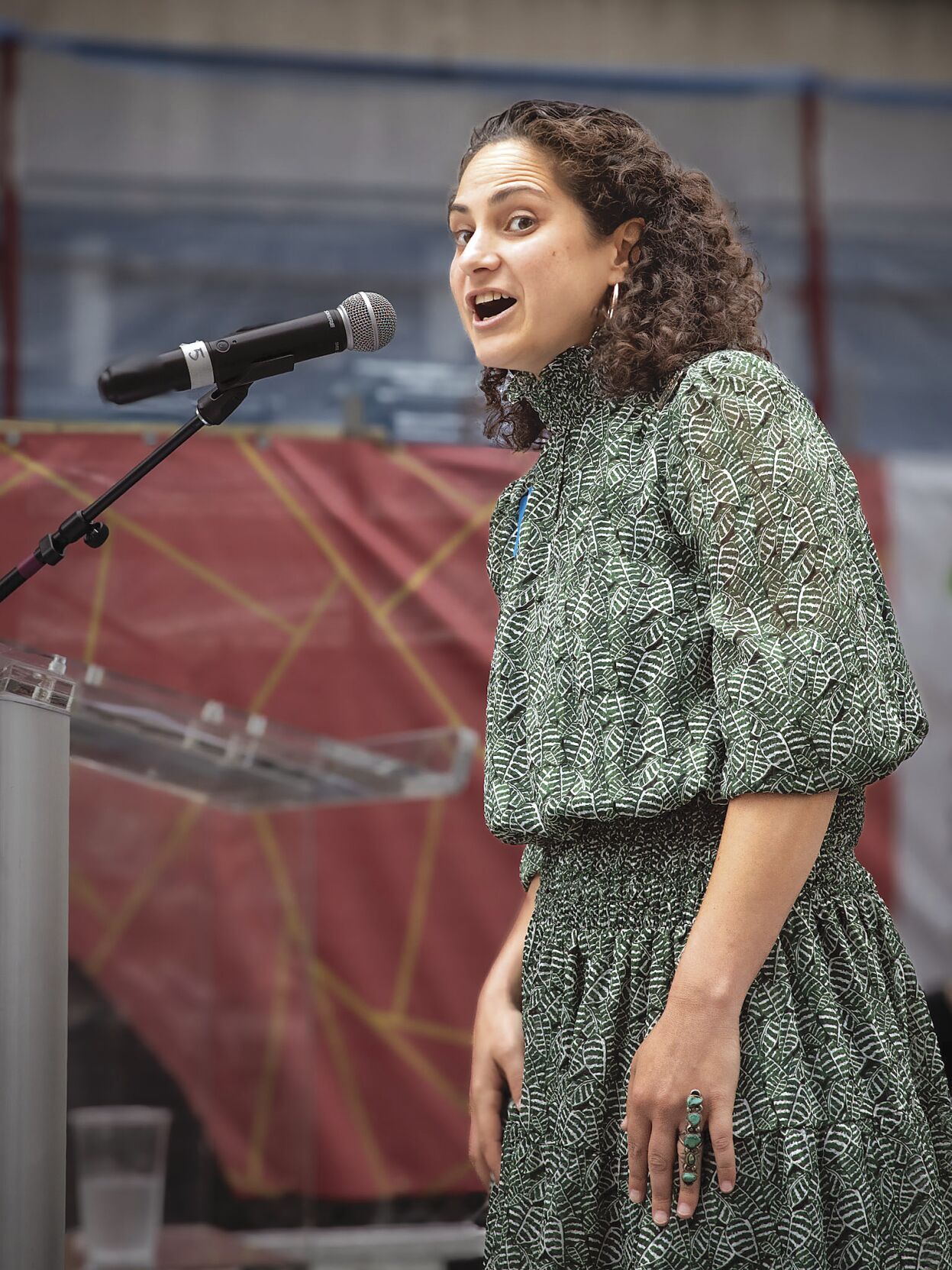 Semiz ayollar amlarini yalab, qoplanadi