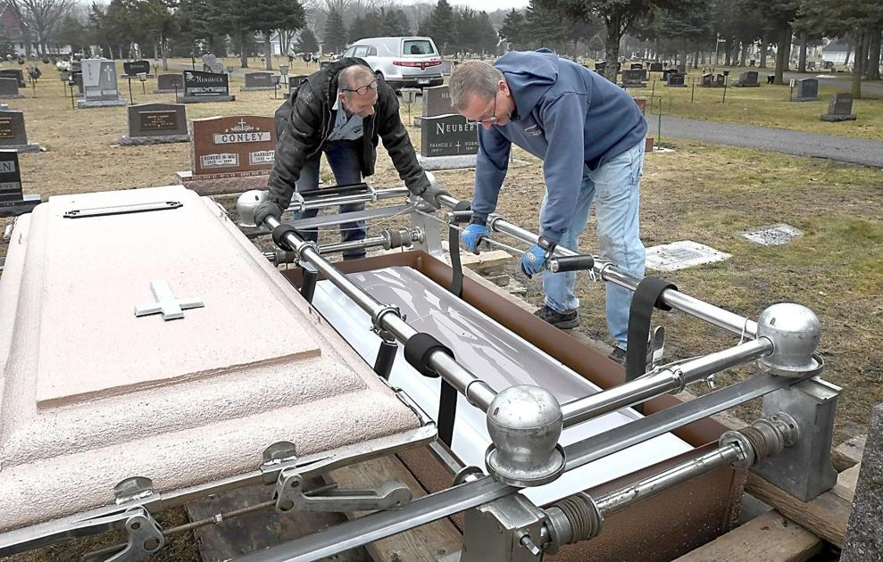 Small graveside services, delayed memorial services rule funeral