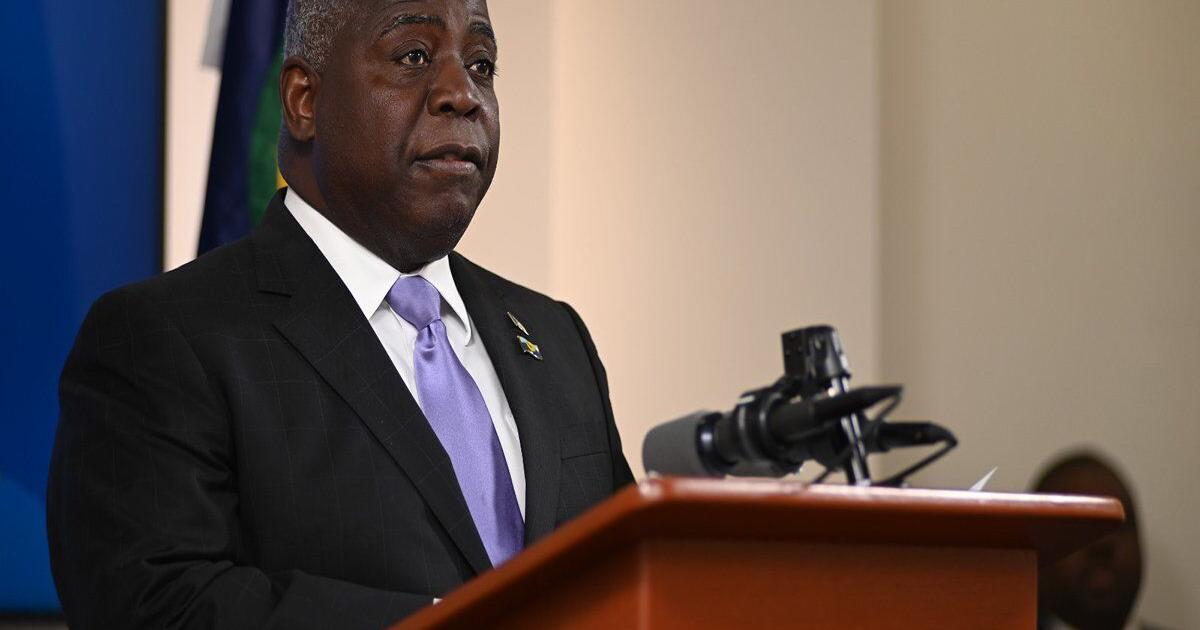 PM defends public service rehiring
