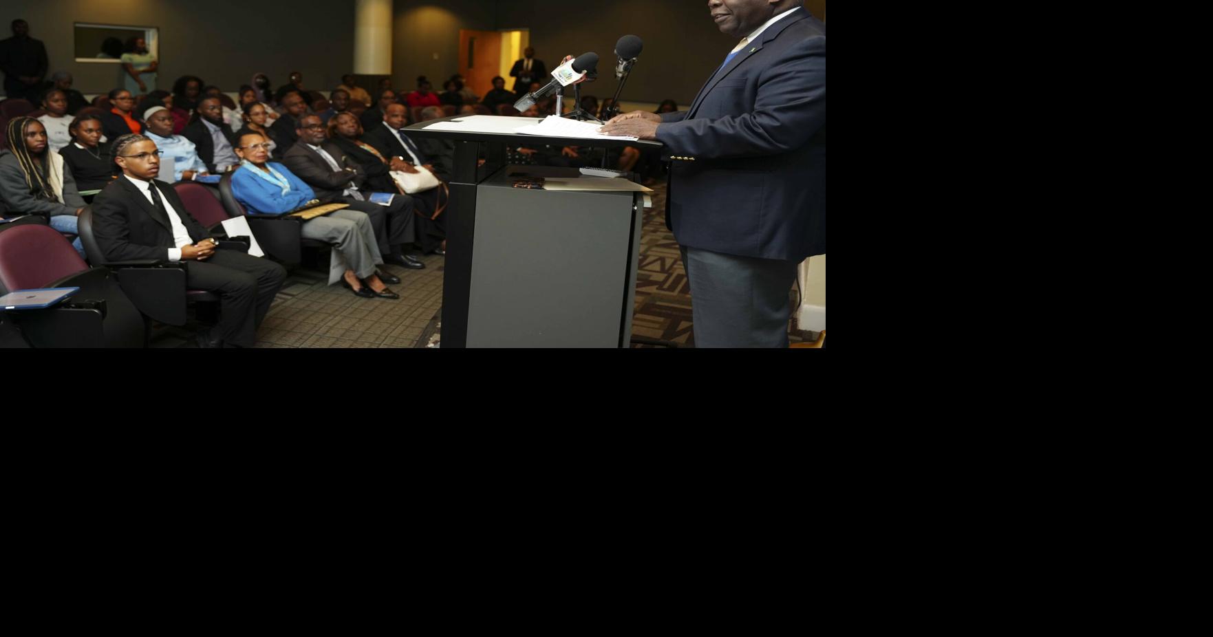 Davis urges law students not to be used by technology