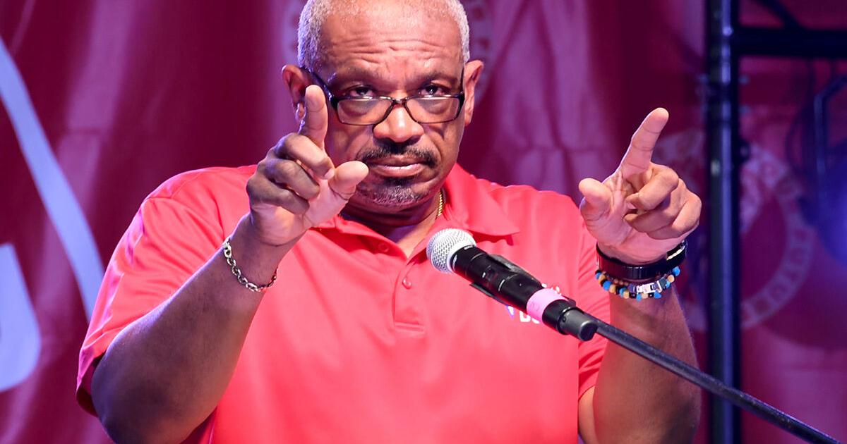 Minnis fires back