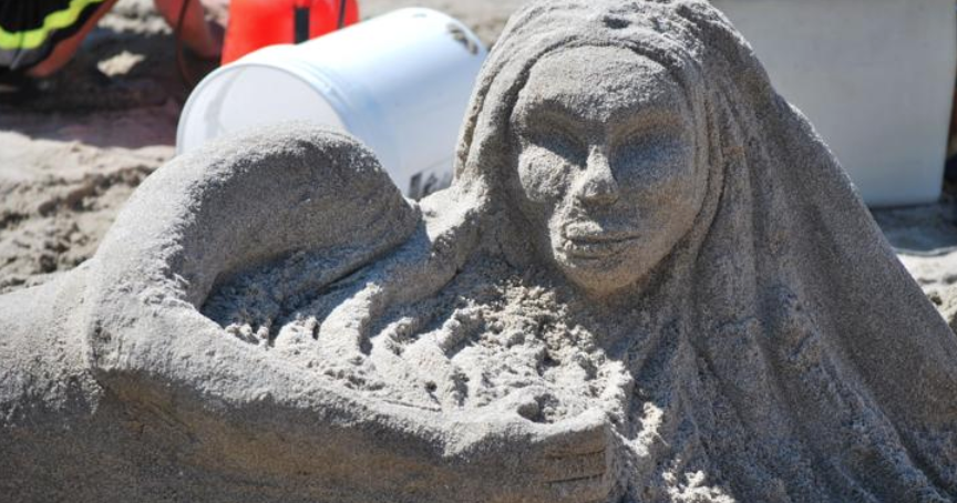 Photos - Imagination on the Beach: Sand building contests at Lincoln City