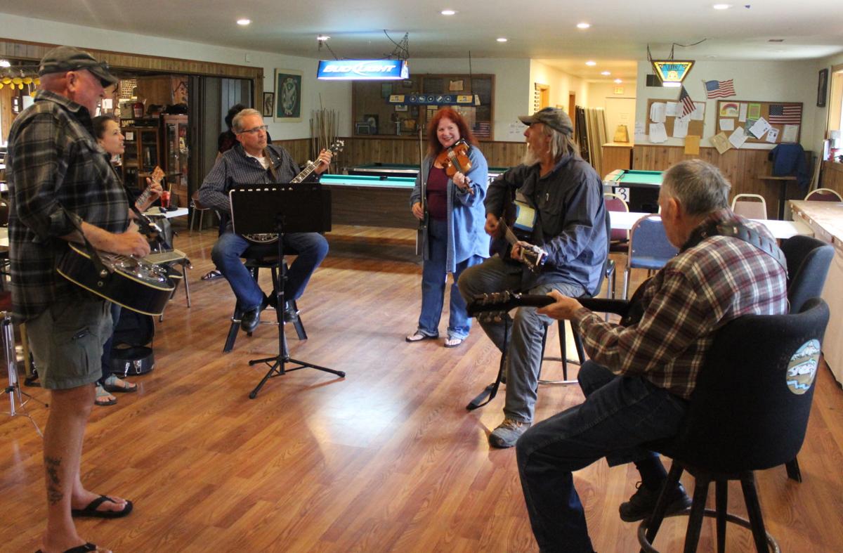 WATCH / BLUEGRASS When life gives you banjos News