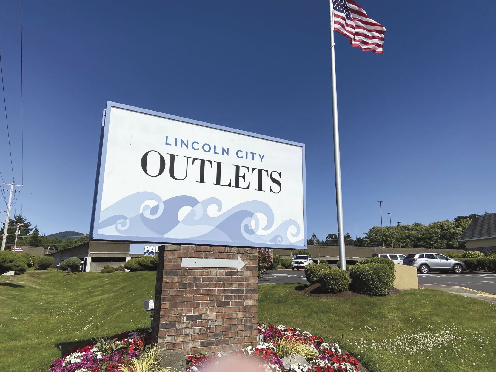 Most shops open at Lincoln City Outlets 