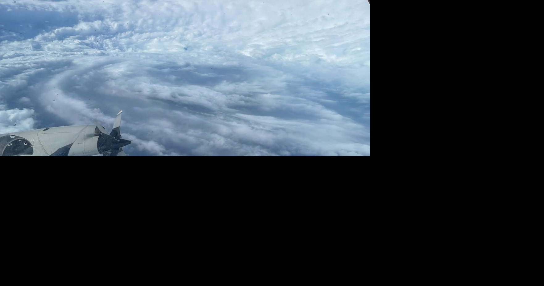 Hurricane Hunters capture stunning views inside Hurricane Lowell's eye