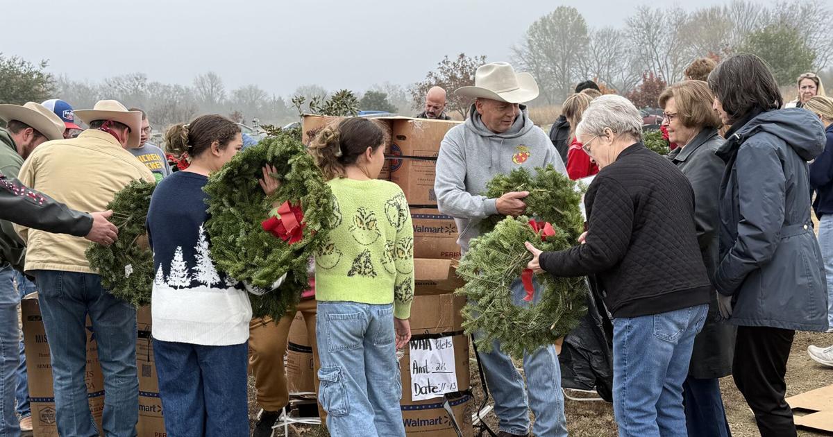 Local DAR Chapter brings Wreaths Across America to Evergreen Cemetery | News Local DAR Chapter brings Wreaths Across America to Evergreen Cemetery | News