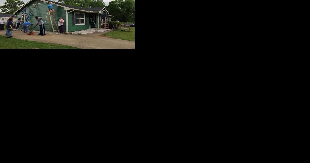 Strokes of kindness: Volunteers help homeowner beautify her Habitat home - Vimarsana News