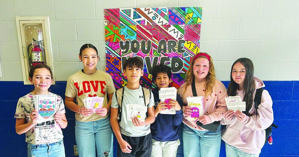 [The Paris News]North Lamar students spread love to nursing homes