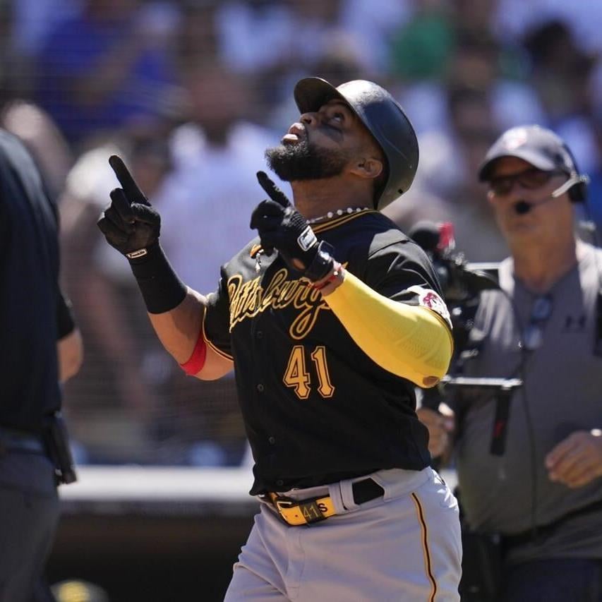 Santana's HR in 9th inning rallies Pirates past Brewers 8-7 - The