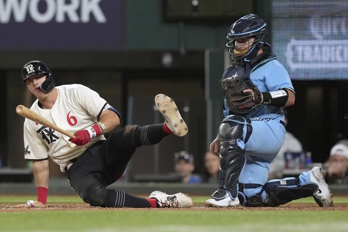 Catcher Alejandro Kirk leaves Blue Jays game after being hit by pitch 