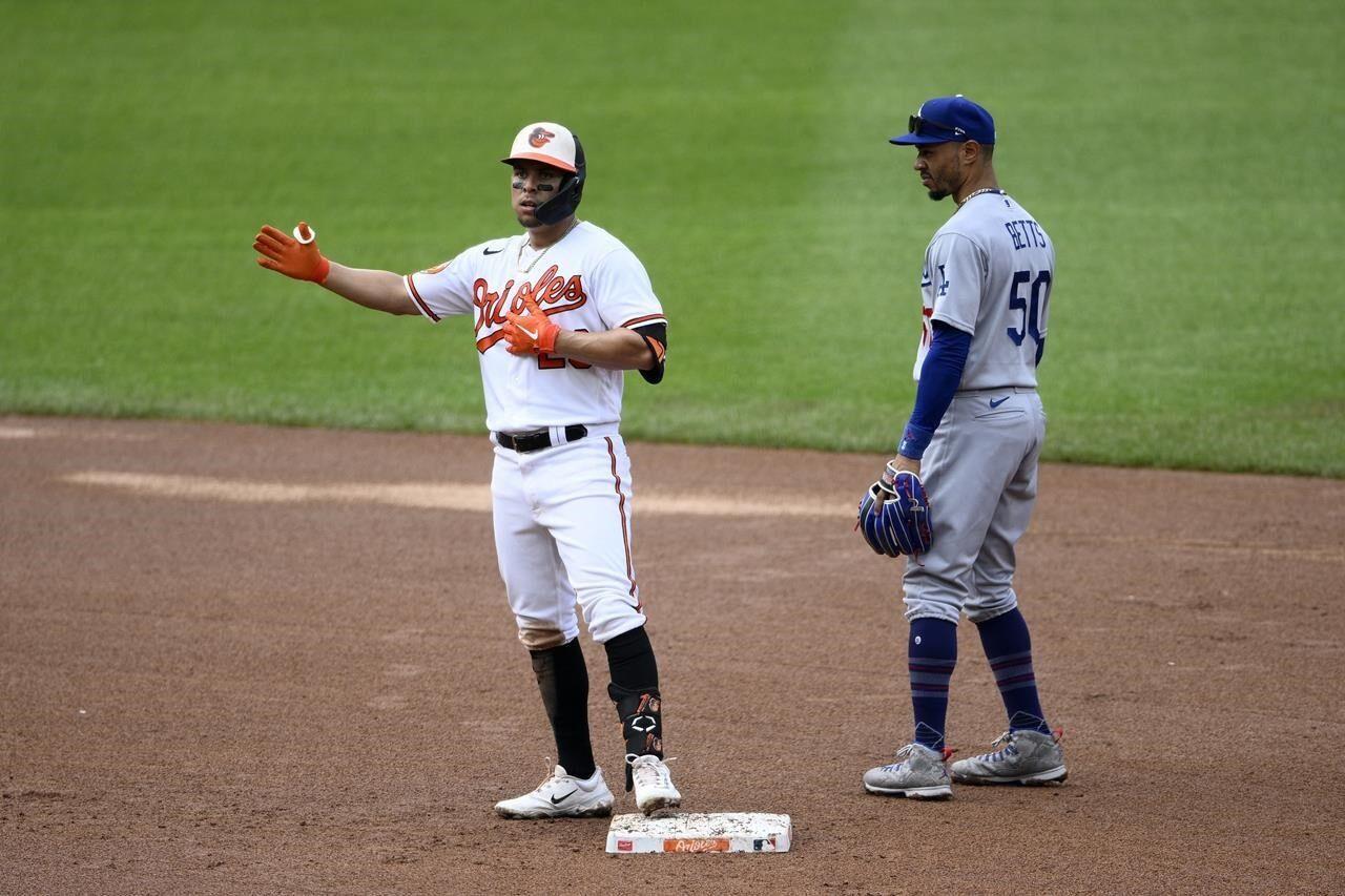 Albies drives in winning run in 9th as Braves beat Dodgers 4-3