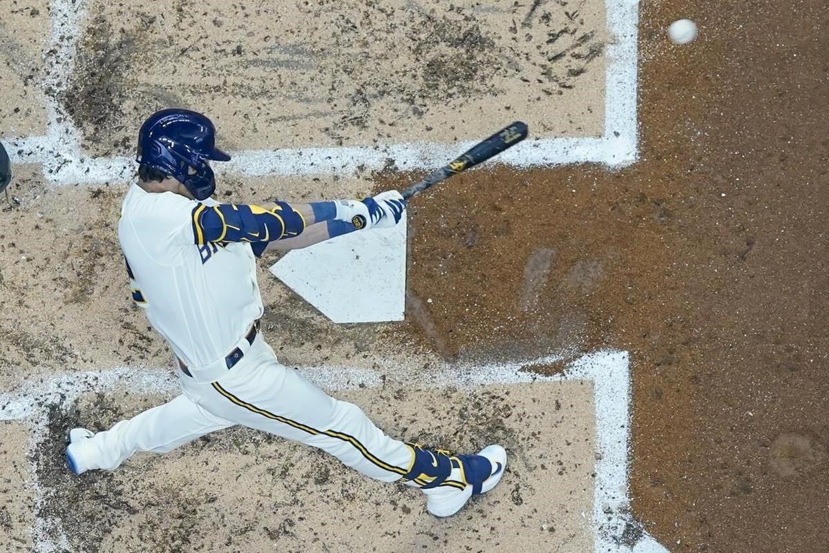 Donaldson 3-run homer sparks Brewers over Cardinals as NL Central title  nears