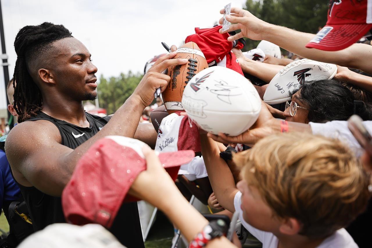 Falcons RB Bijan Robinson signs contract, debuts No. 7 jersey at rookie  minicamp