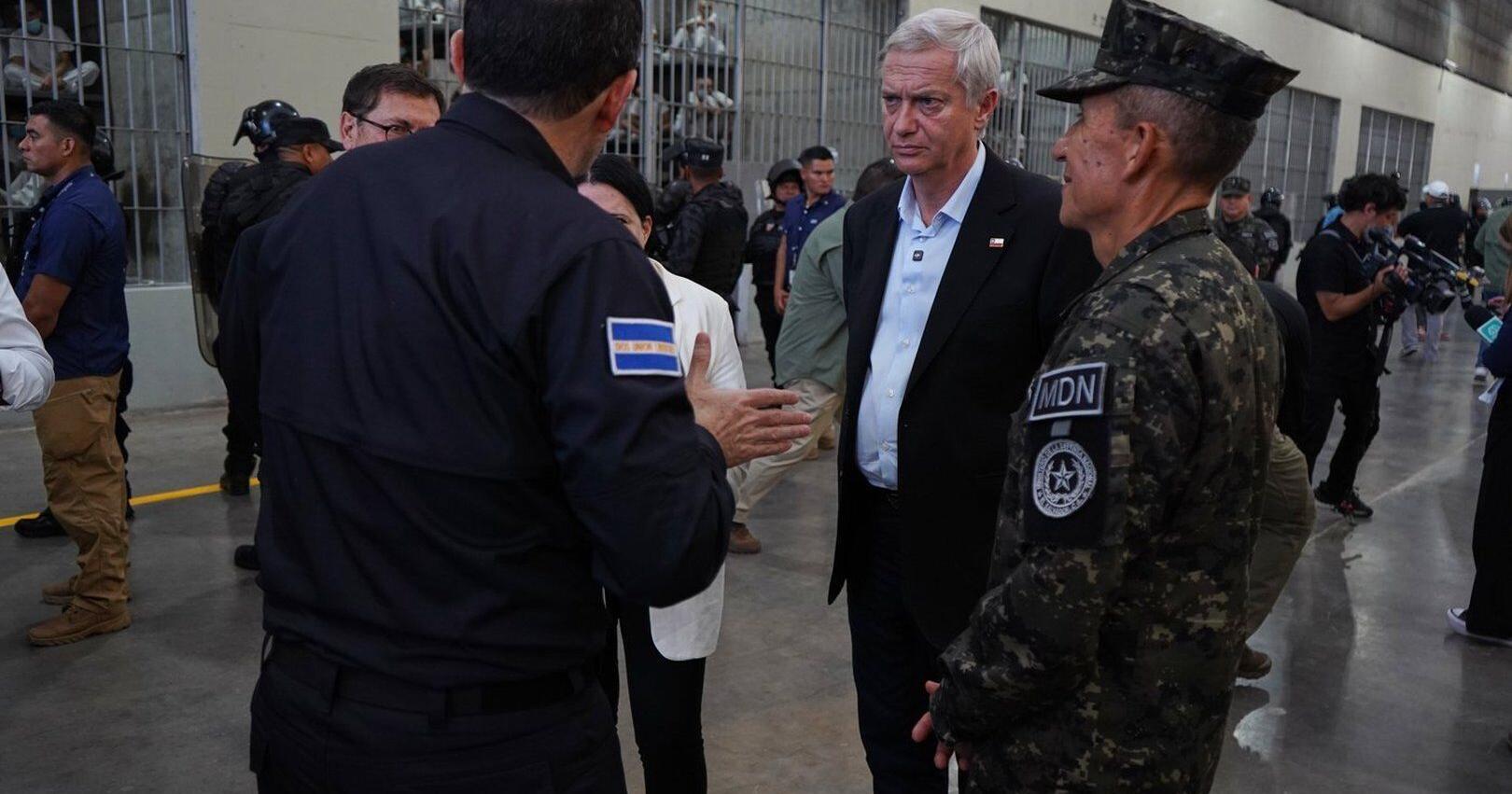 Chile far - right president - elect visits El Salvador mega - prison , plans to talk security with Bukele