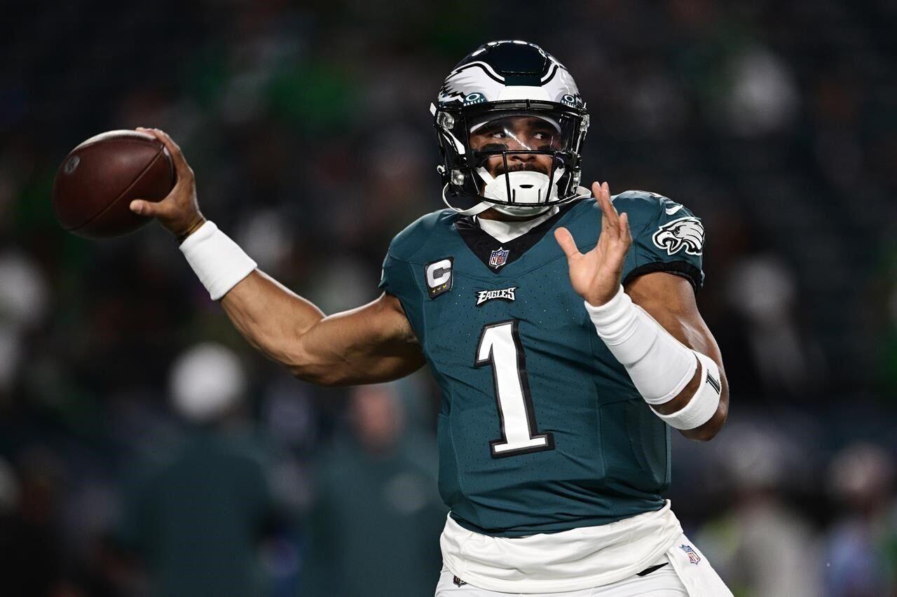 Hurts runs for 3 TDs as Eagles squeeze by Bears 25-20 - WHYY