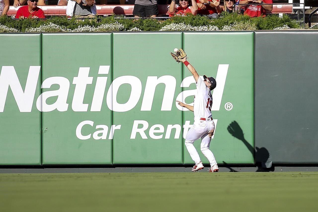 De La Cruz flashes speed, sparks Reds over Cardinals 4-3