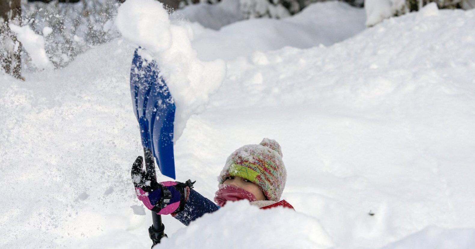 Slow snow removal irks residents in Toronto neighbourhoods hit hardest by storm