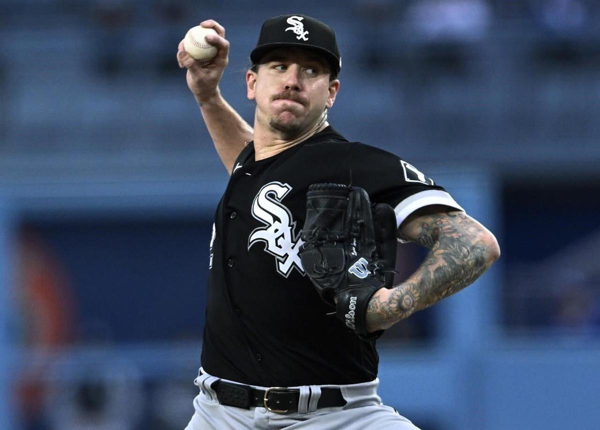 White Sox catcher Grandal leaves game against Yankees with sore