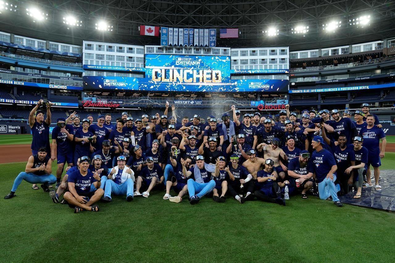 15,000 fans dress like Jays' Matt Chapman - Video - CityNews Toronto