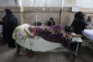Doctors treat thousands of heatstroke victims in southern Pakistan as temperatures soar