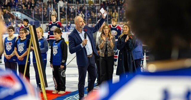 Return of three veterans and former GM/coach Peter DeBoer inspires club in fourth consecutive victory