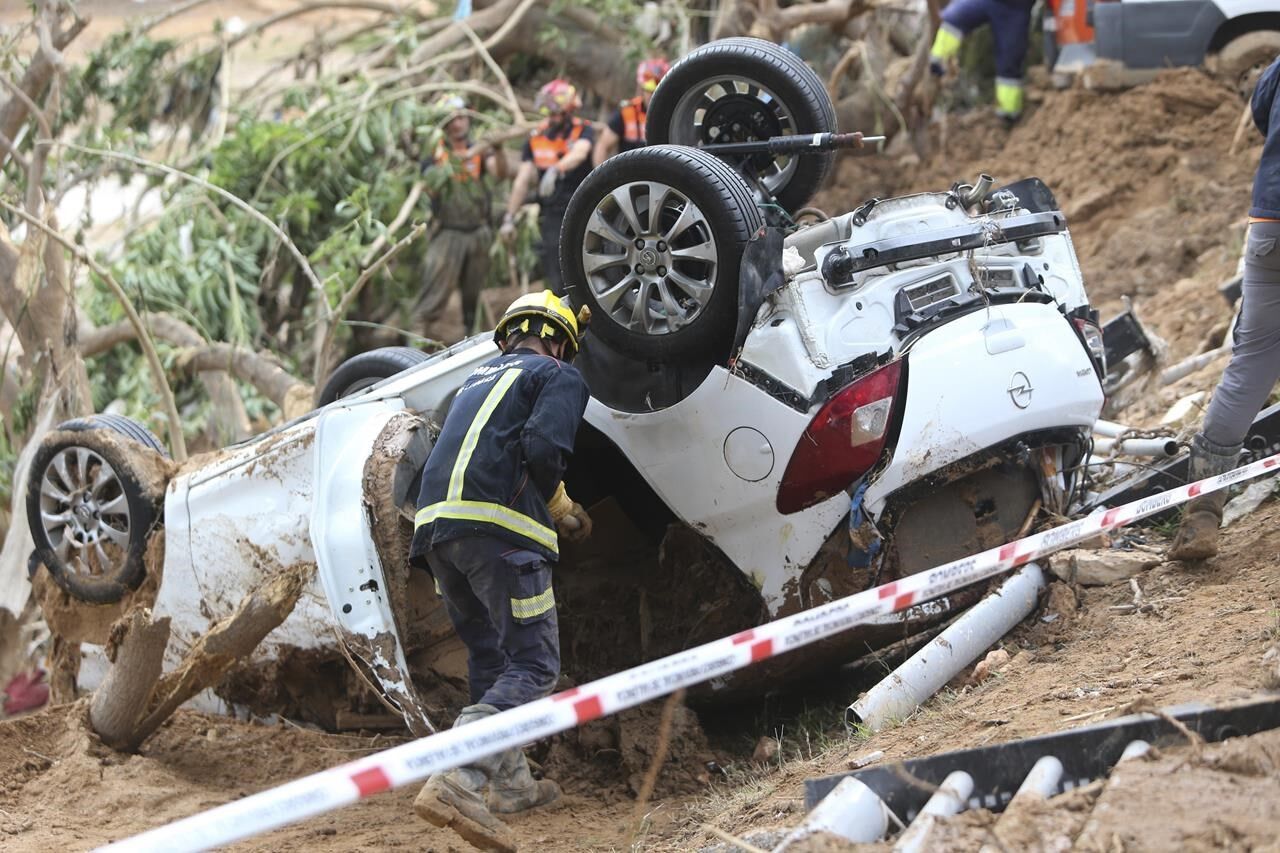 Spain Flood Survivors Hurl Mud At The Royals And Top Government Officials