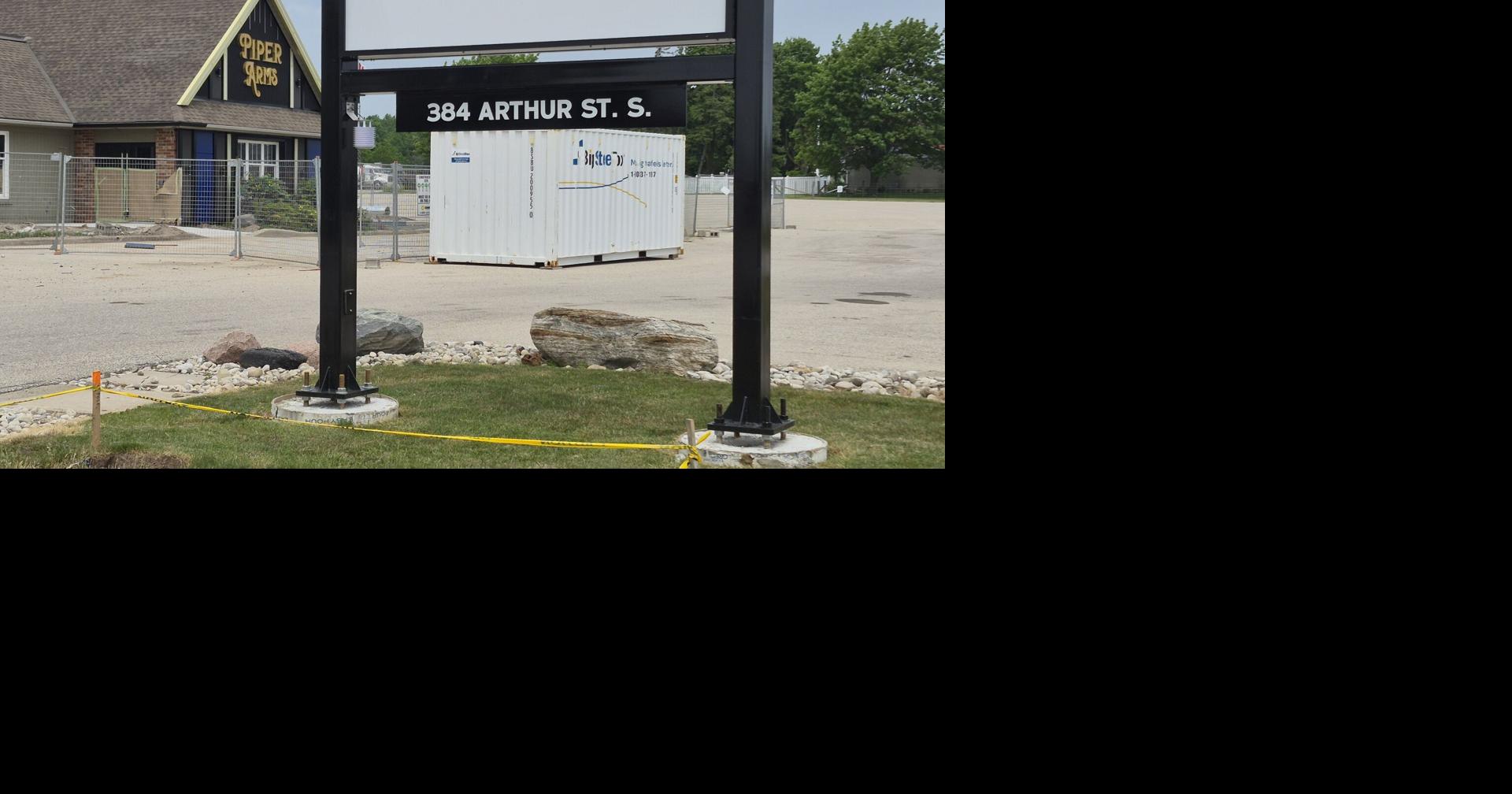 Elmira gateway filling in with new restaurant, eye clinic in ‘The Crossroads’