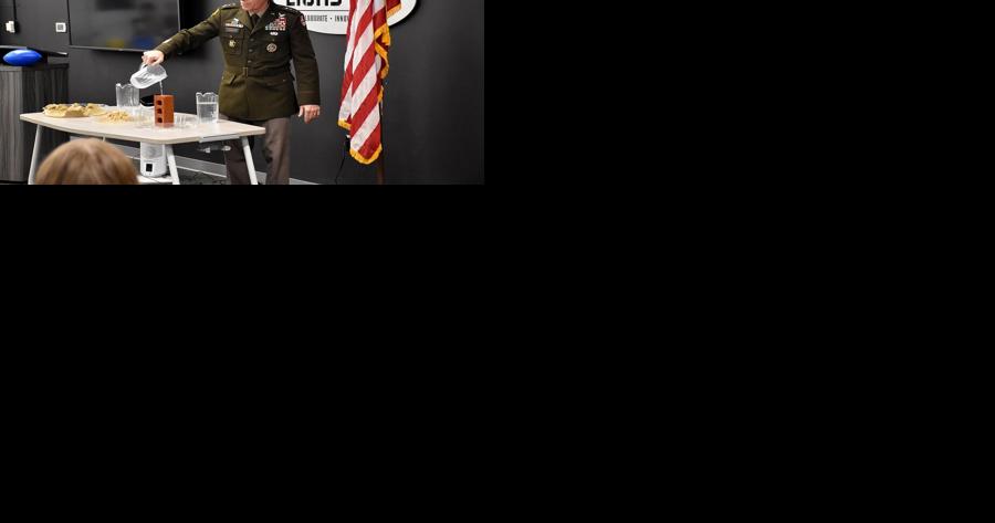 Army three-star teaches eighth graders about honor - Vimarsana News