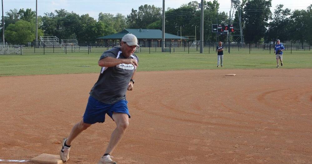 Allen lifts gray team over royal blue in senior softball - Vimarsana News