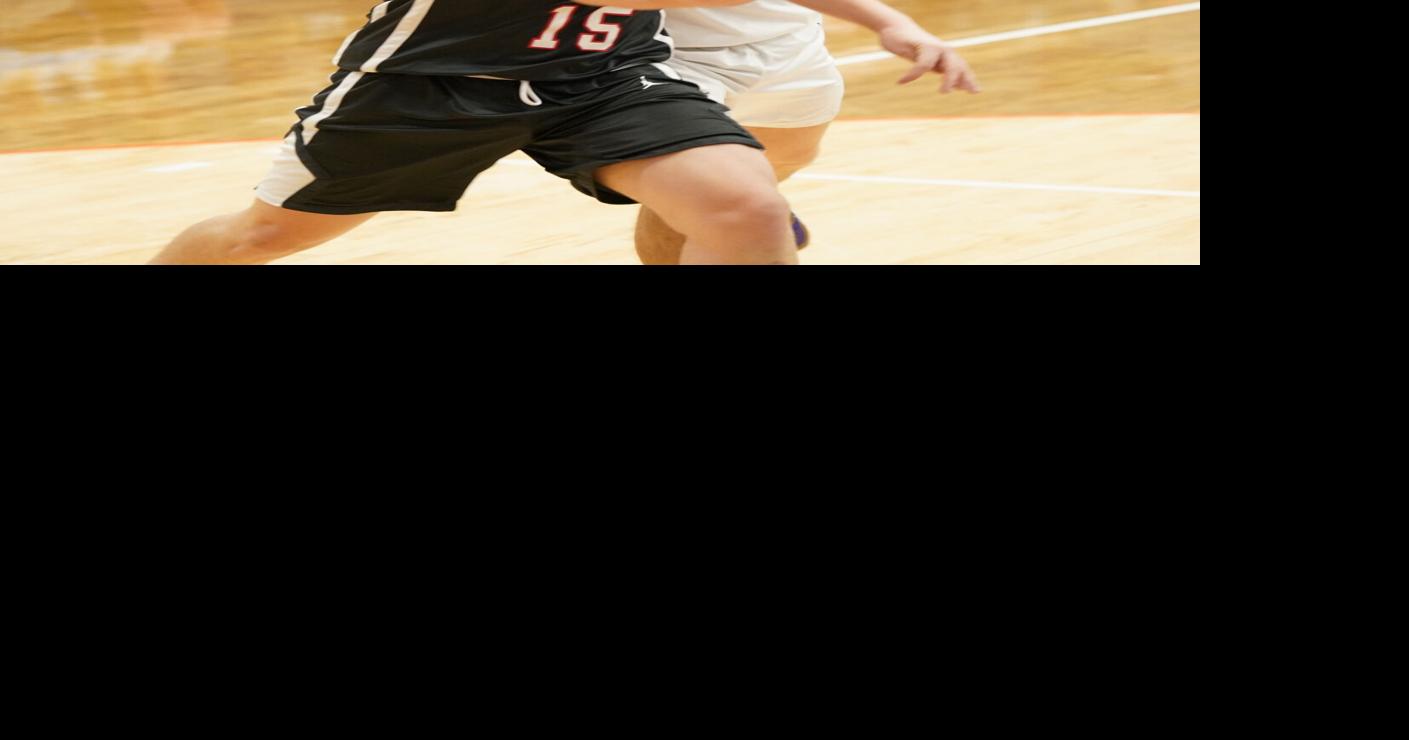 05) Braxton Markham goes baseline.