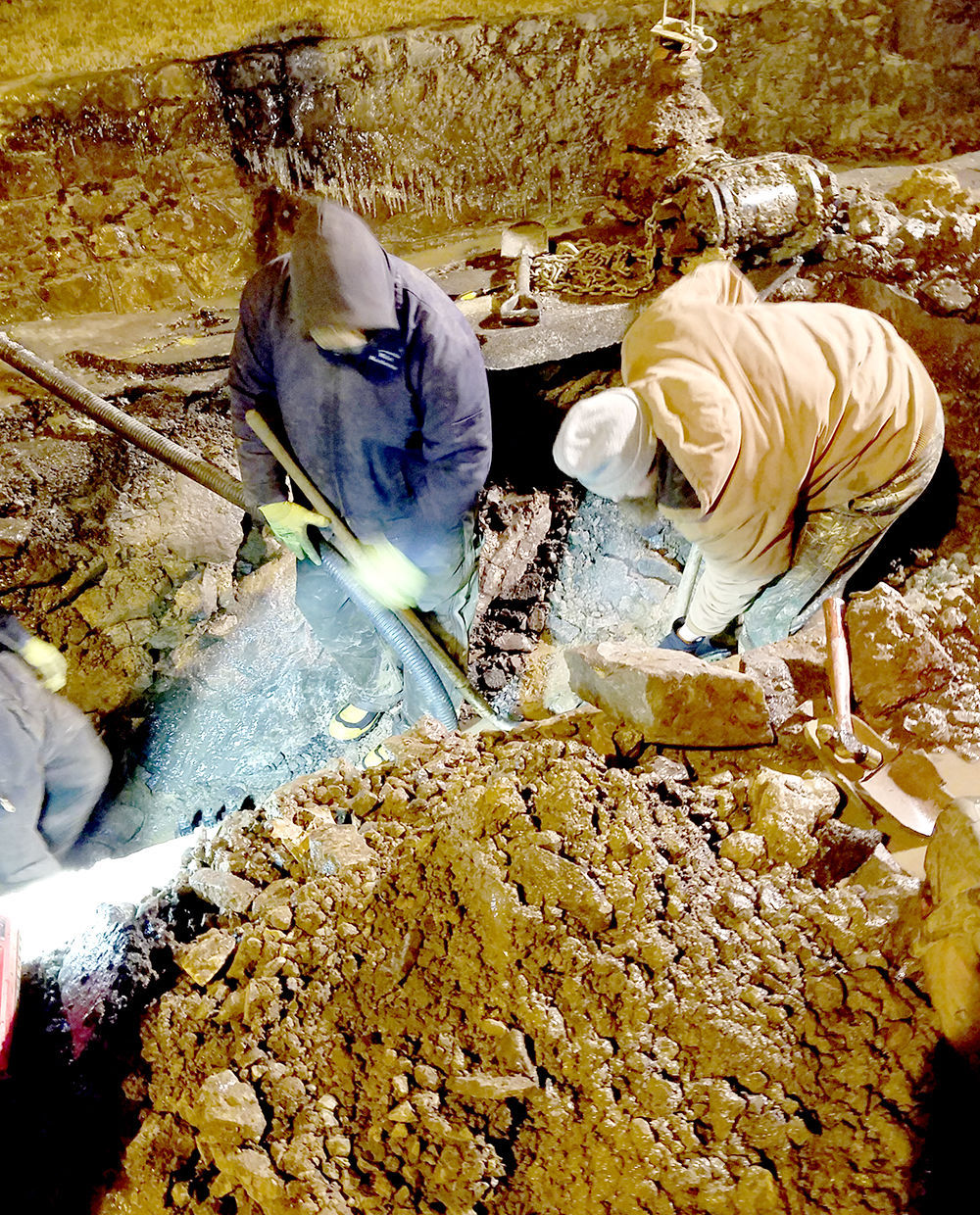 WATER DEPT. WORKS TO REPAIR MAINS IN SINGLEDIGIT TEMPS Rogersville