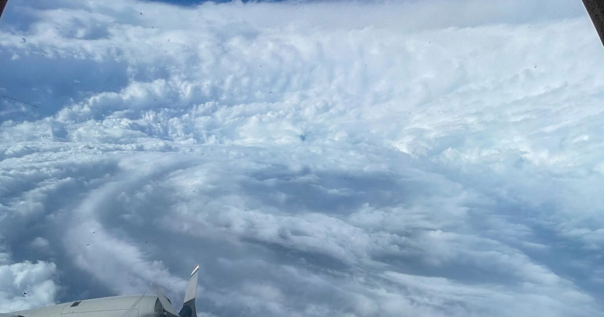Hurricane Hunters capture stunning views inside Hurricane Lowell's eye