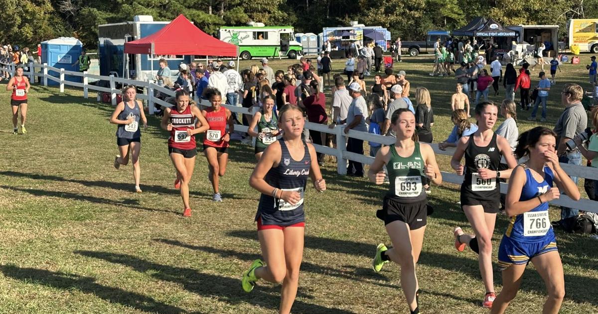 06 Aniyah Bandy with Julia Allen in background