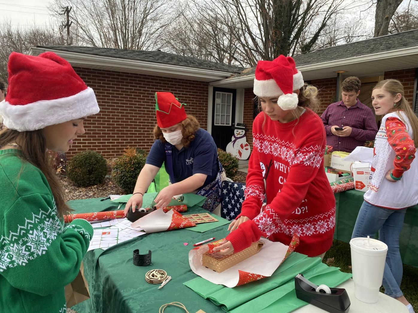 Bend Chamber Christmas Parade 2022 Enjoying All That Rogersville Has To Offer On A Christmas Parade Saturday |  Rogersville | Therogersvillereview.com