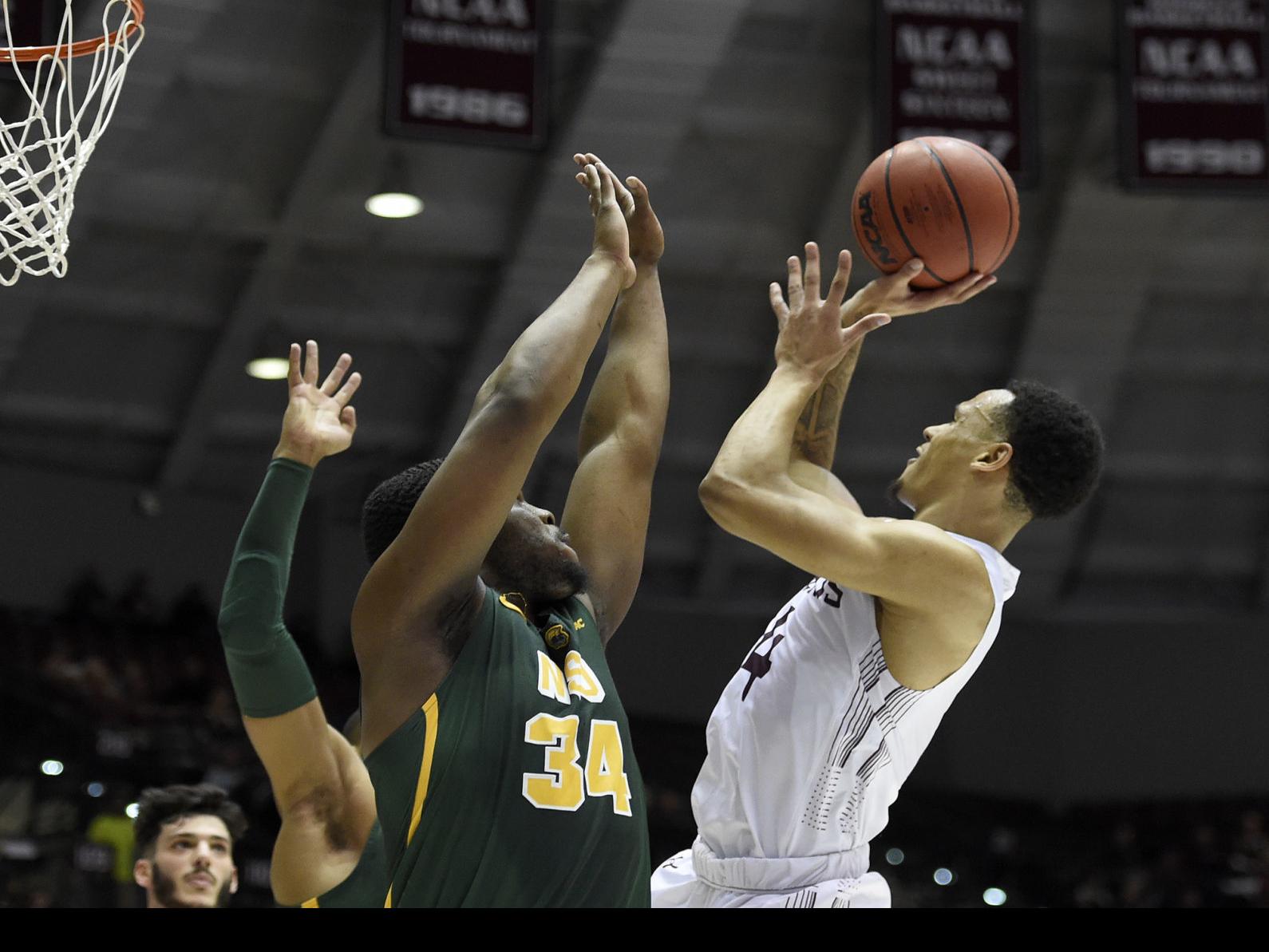 Siu Men S Basketball Practice Makes Perfect For Saluki Offense Against Norfolk State Salukimania Thesouthern Com