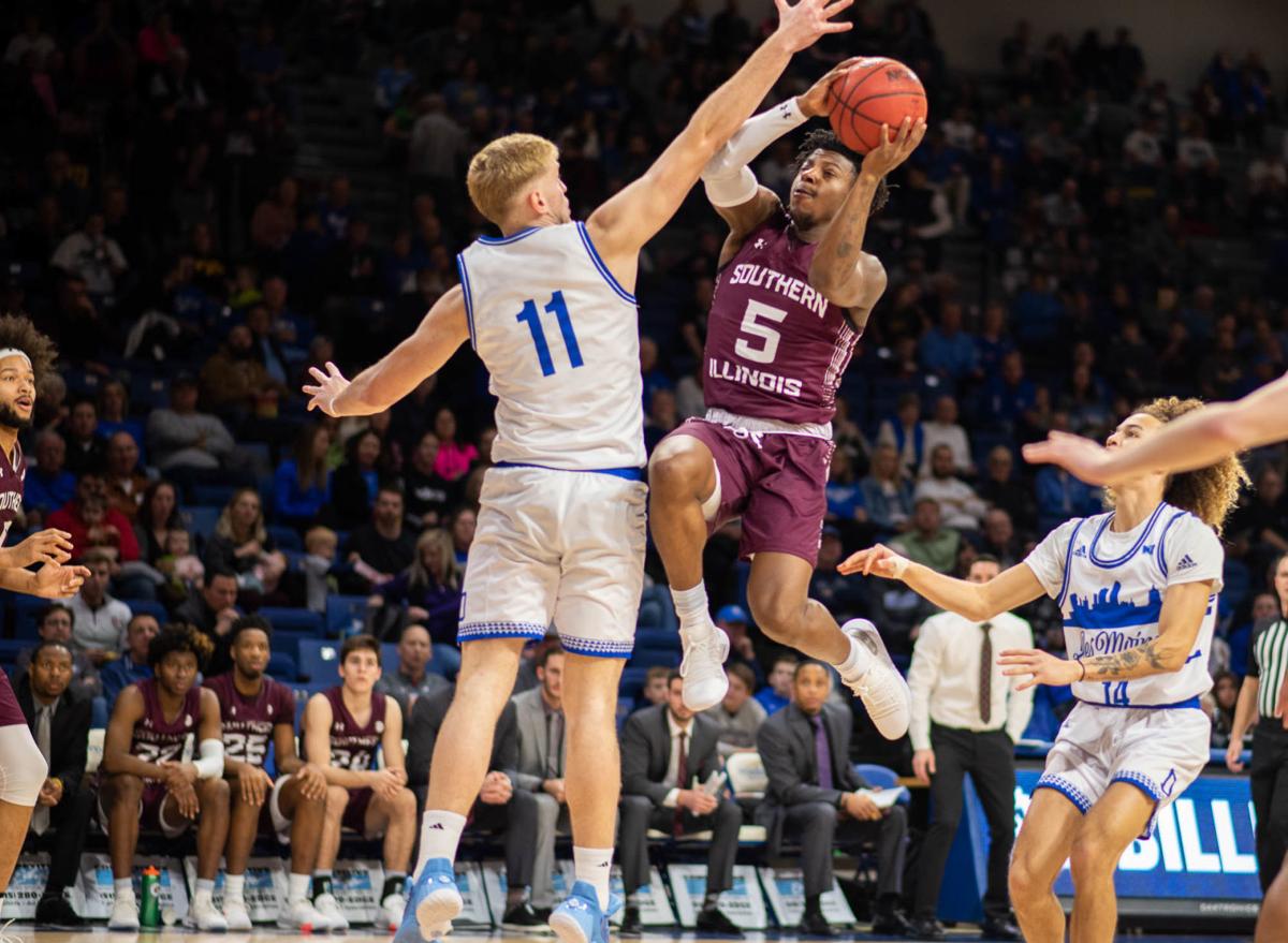 Siu Men S Basketball Domask S 28 Points Lead Siu Past Drake