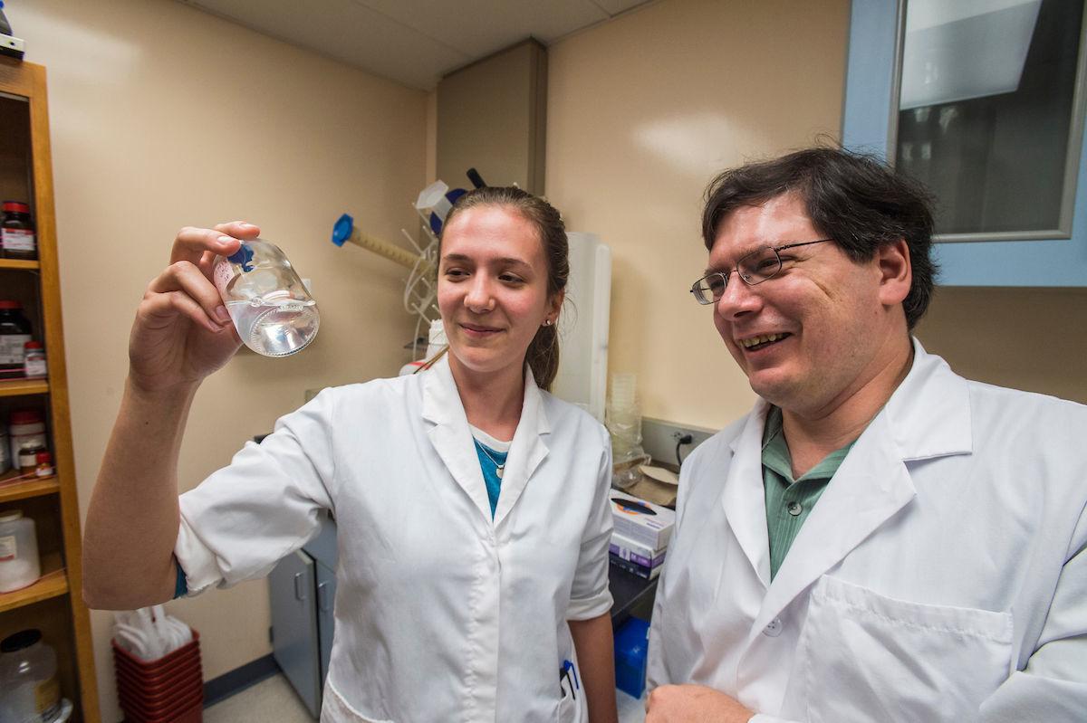 Amanda Blocker, Scott Hamilton-Brehm in Laboratory shots