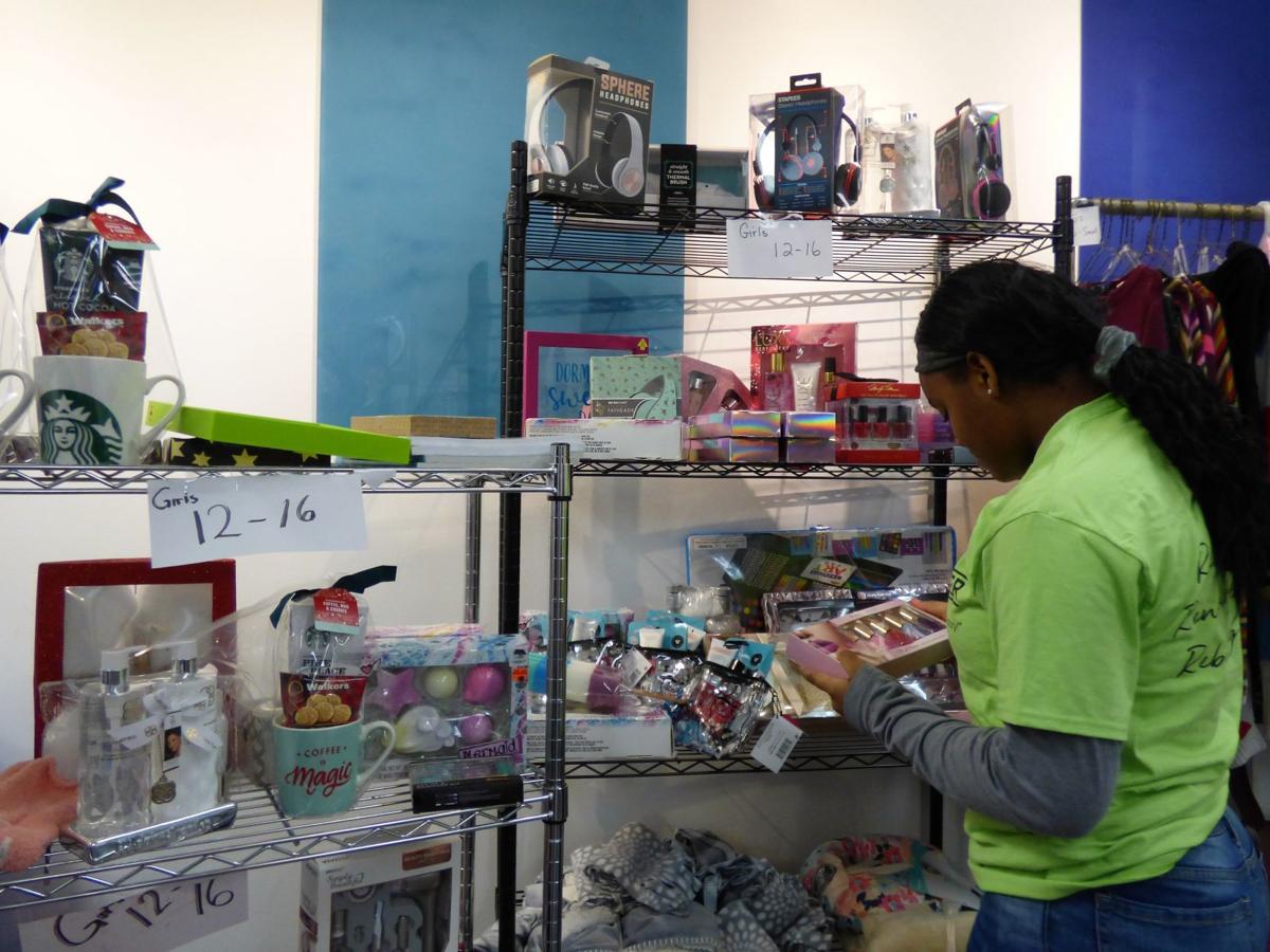 Spirit Of Love Toy And Food Distribution In Carbondale Helps 400