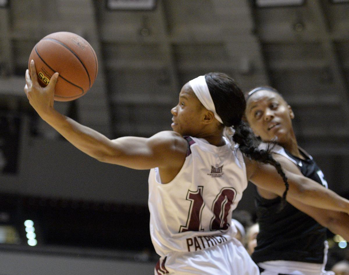 Saluki Women S Basketball Squeezes Past Marshall In Defensive