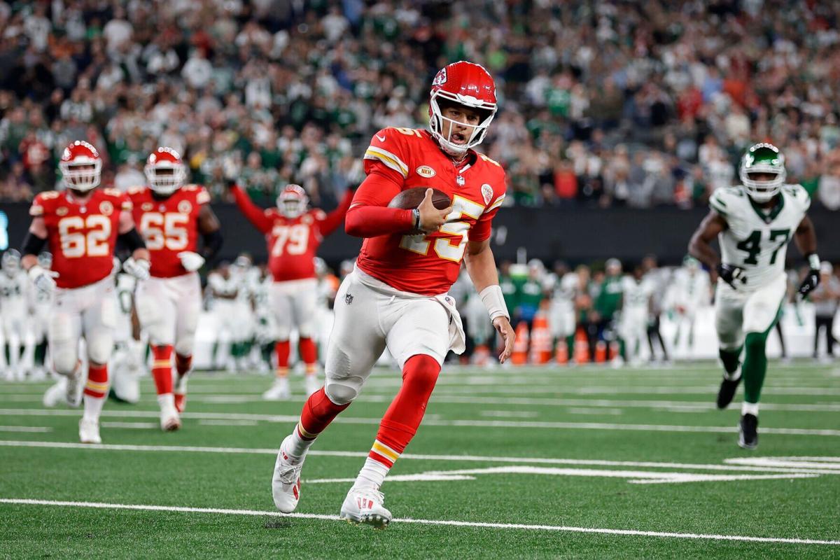 Patrick Mahomes, Chiefs hold on to beat Jets 23-20 with Taylor Swift, Aaron  Rodgers watching