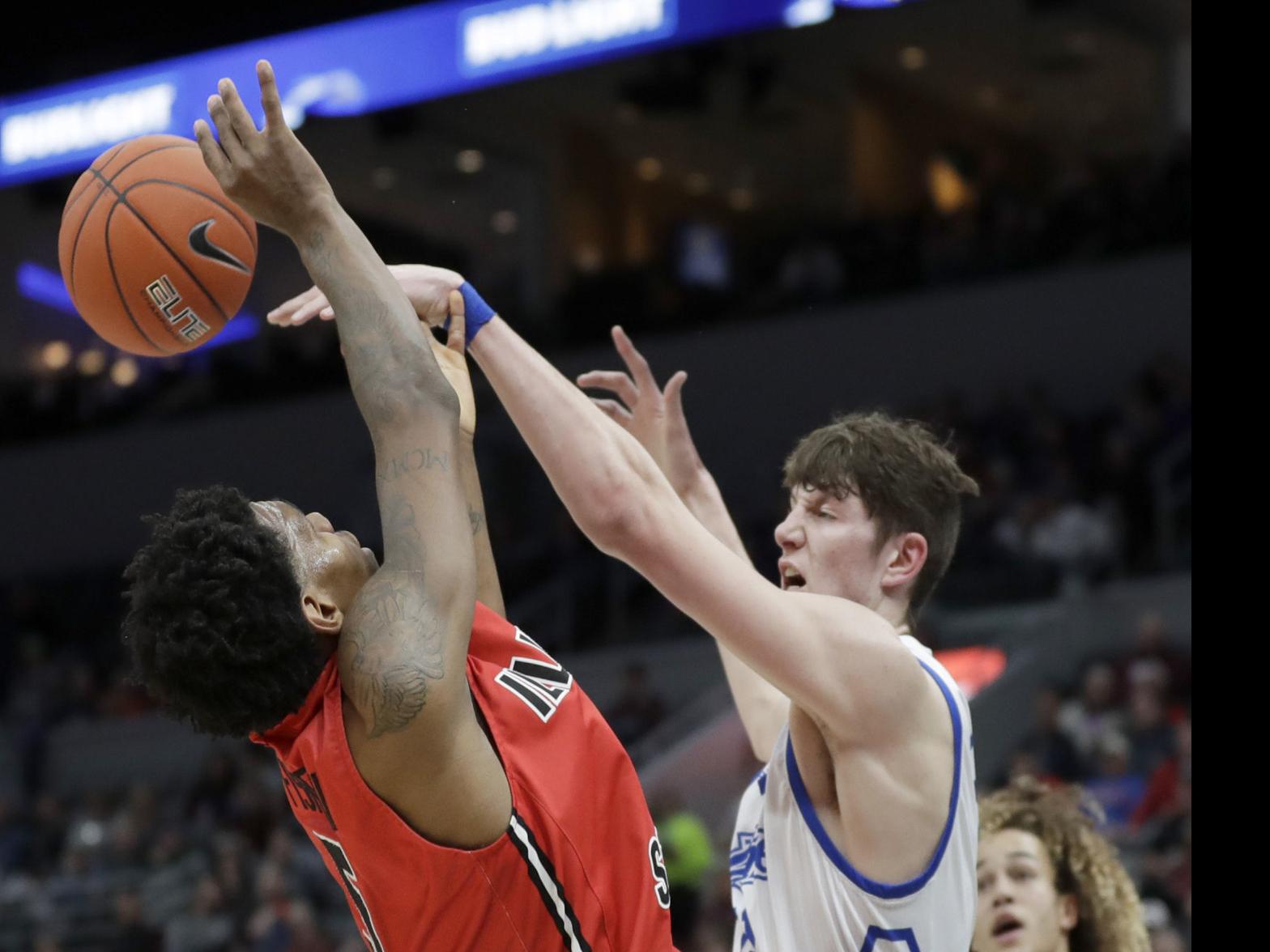 Mvc Men S Basketball Drake Center Robbins Intends To Transfer