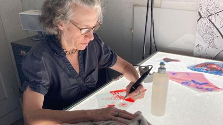 Award winning stain glass artist to lecture at SIU - Vimarsana News
