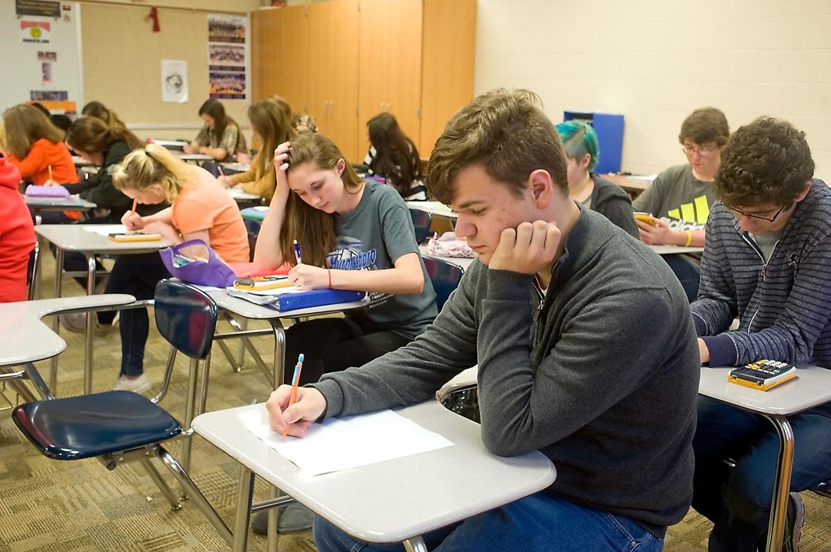 Carterville school board member pushing for uniforms Carterville